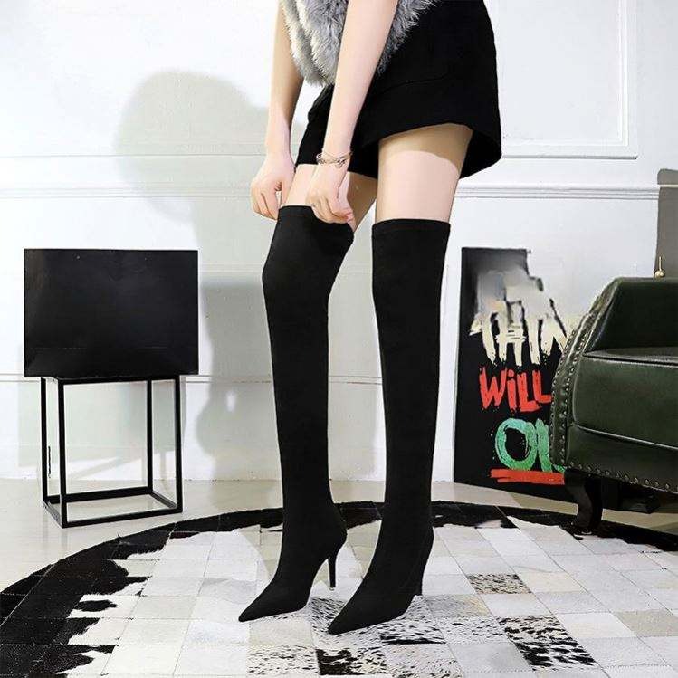 Женские ботфорты-чулки на шпильке с острым носком, черные.