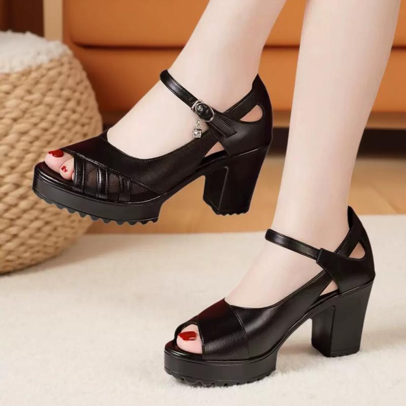 Удобные женские сандалии с выемками