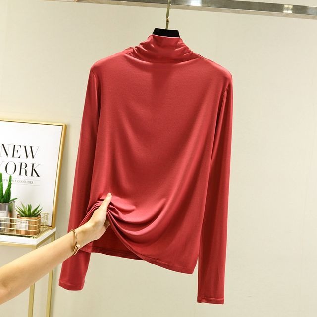 Женская тонкая футболка с полувысоким воротником.