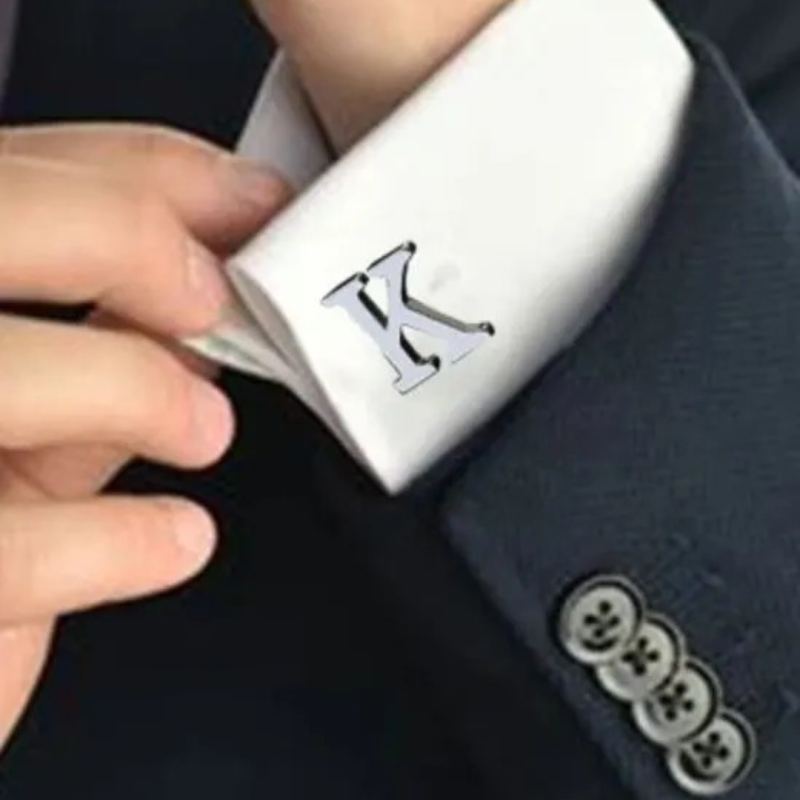 Запонки серебристого цвета в форме Буквы "К".