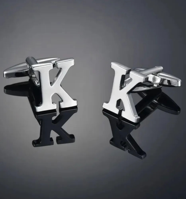 Запонки серебристого цвета в форме Буквы "К".