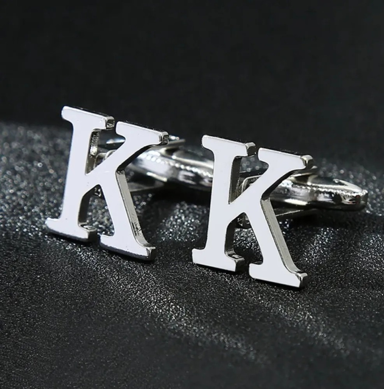 Запонки серебристого цвета в форме Буквы "К".